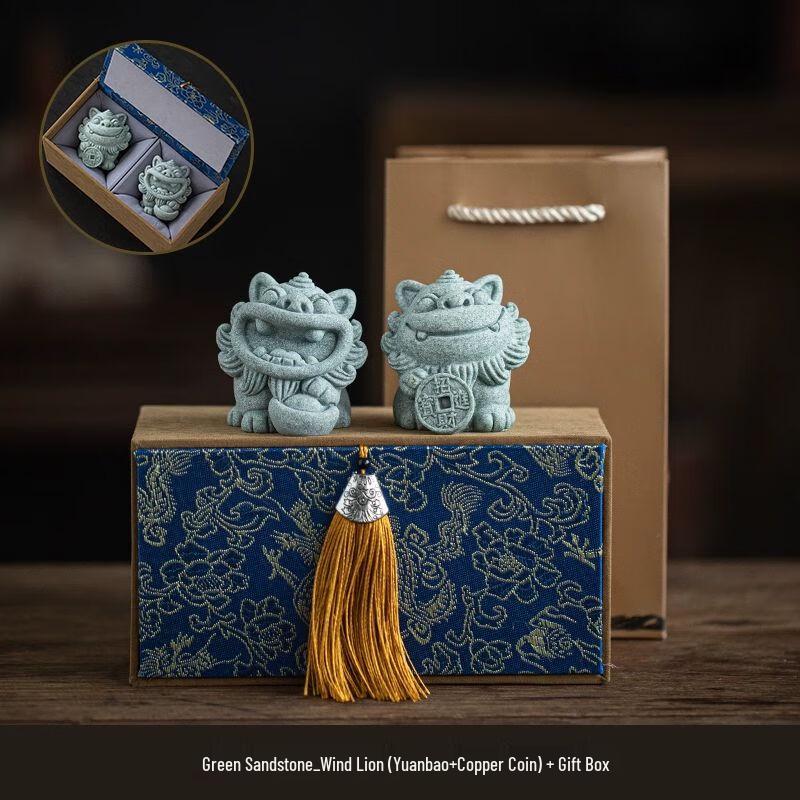 Каменные фигурки львов в китайском стиле, приносящие удачу.