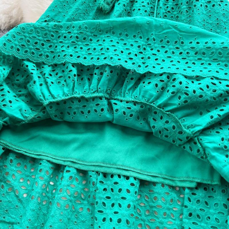 Denna eleganta damkjol i ihålig spets, broderad virkning med spetsar, får en att se smalare ut, är söt och mångsidig.