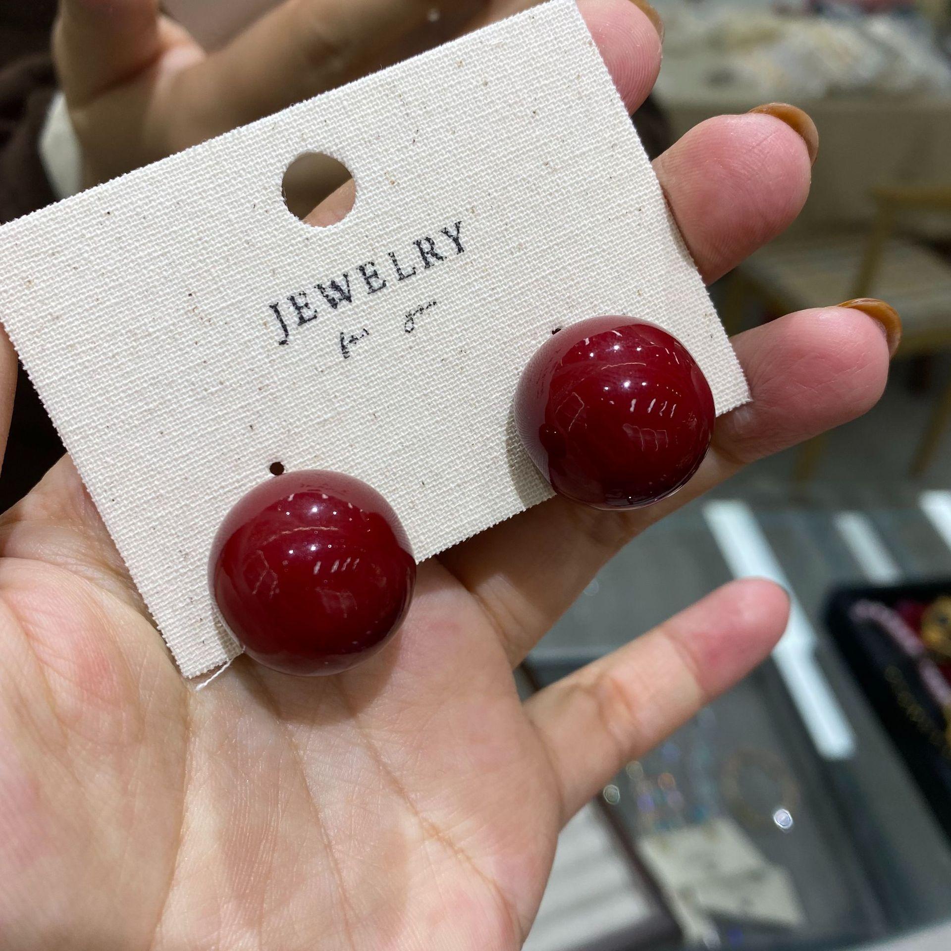 

Douyin 20M Smiley Face Beads, Red Imitation Earrings In The Car, New Year S Festive Retro, Small And Versatile Ears