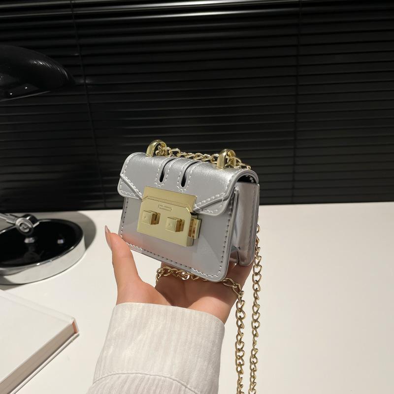 

Модный зарубежный стиль повседневный зарубежный стиль лето плечо нишевый дизайн красивая маленькая квадратная сумка 2025 новая сумка-мессенджер маленькая сумка серебряный