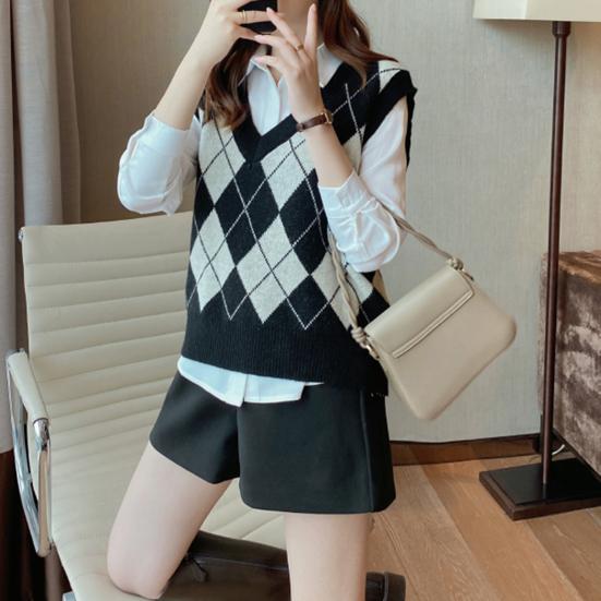 Women's Diamond Plaid Pattern Knitted Vest Loose V Neck Sleeveless Pullover Tank Top Casual School Sweater Top