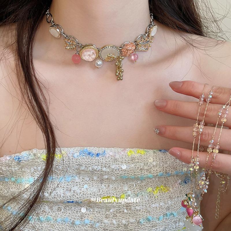 Crystal beaded oil dripping flower strawberry necklace sweet cool style design sense niche collarbone chain light luxury high sense neck chain