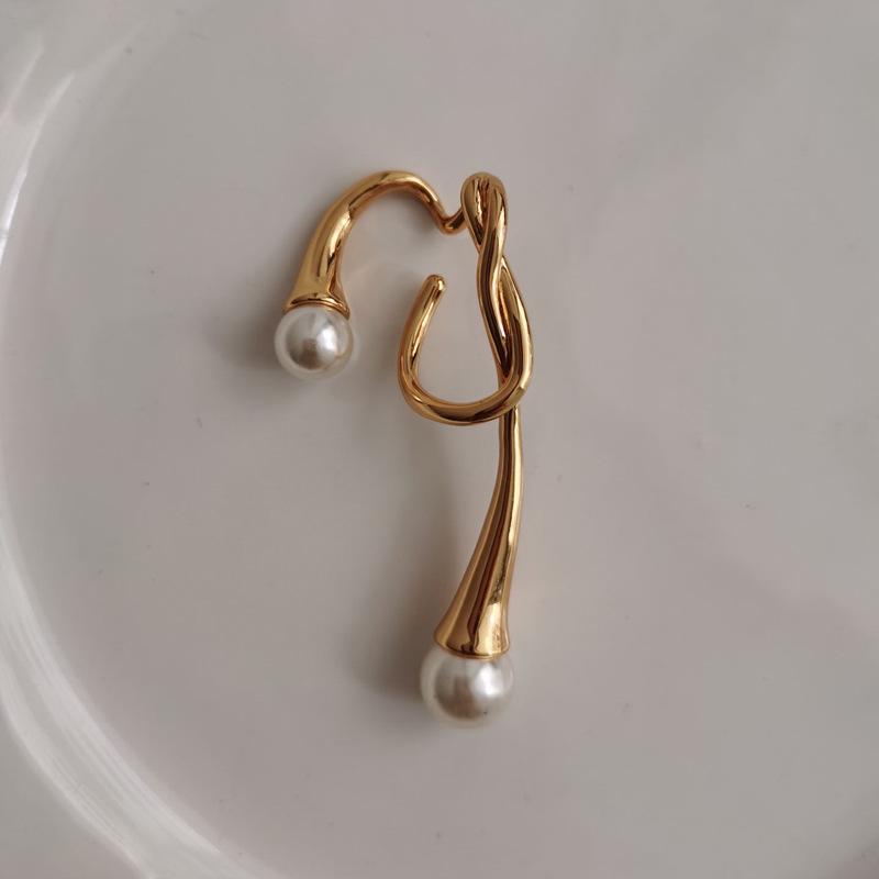 Pearl Ear Clip: Irregular Cold Style No-Piercing Earrings for Women