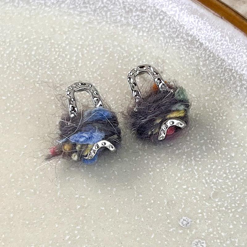 

Осінньо-зимові вовняні сережки, новий колір, плюшеві сережки, унікальний темперамент, милі та грайливі жіночі сережки