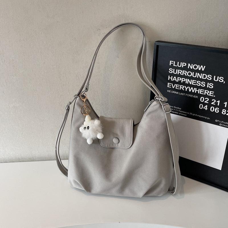 

2025 summer new underarm bag women s large-capacity commuter messenger bag solid color simple portable shoulder messenger bag without pendant бежевий