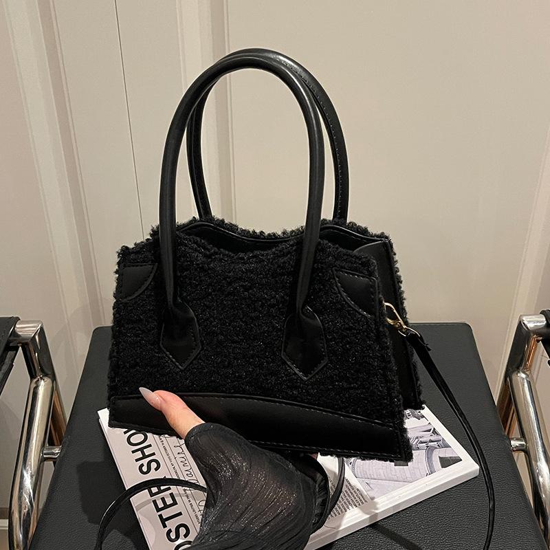 

Сладкий ветер и зарубежный стиль пушистая вставка 2025 осень и зима плюшевая новая мода портативная на плечо кроссбоди маленькая квадратная сумка женщина чёрный