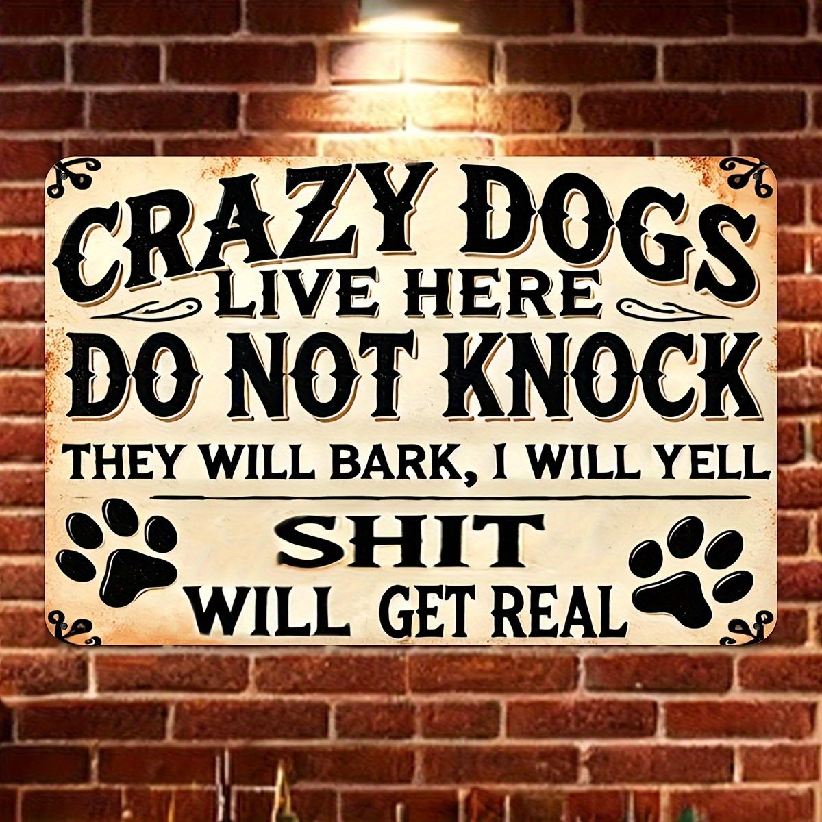 Алюминиевая табличка с гравировкой на фольге «Здесь живут сумасшедшие собаки. Не стучите» Юмористический предупреждающий декор для владельцев собак Винтажный дизайн Дверь 20x30cm（7.8x11.8inch）