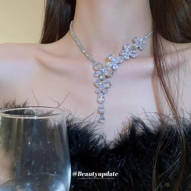 Elegant Rhinestone Flower Tassel Necklace for Women - Stylish Geometric Water Drop Design
