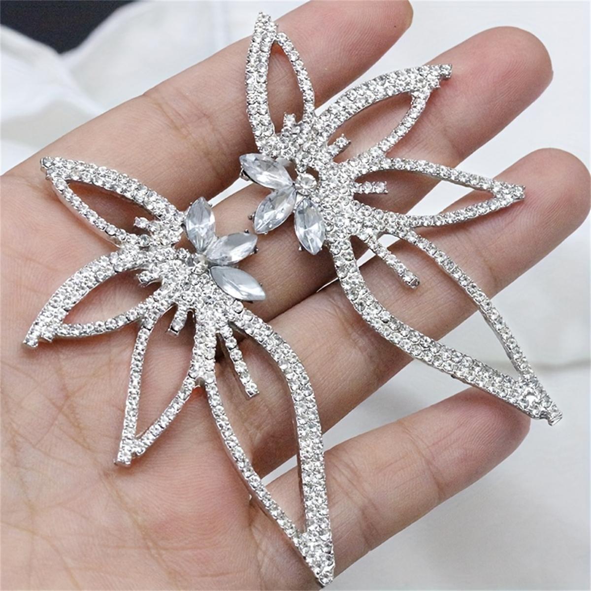 Серьги-гвоздики в форме кленового листа со стразами — фото 4