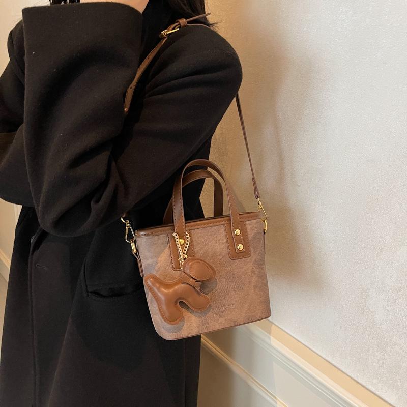 

Женская сумка ретро нишевая ручная сумка-ведро женская 2025 осень контрастный цвет модная сумка через плечо высококлассная сумка-мессенджер 19*9*16 темно-коричневого