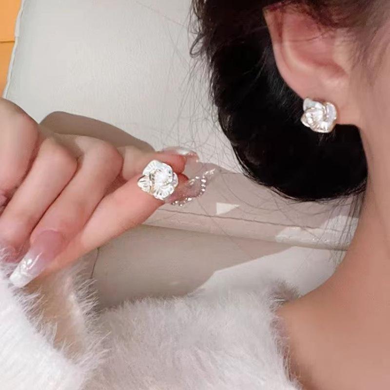 Fashion light luxury high-end stud earrings small fresh flower series earrings sweet and exquisite niche versatile daily earrings