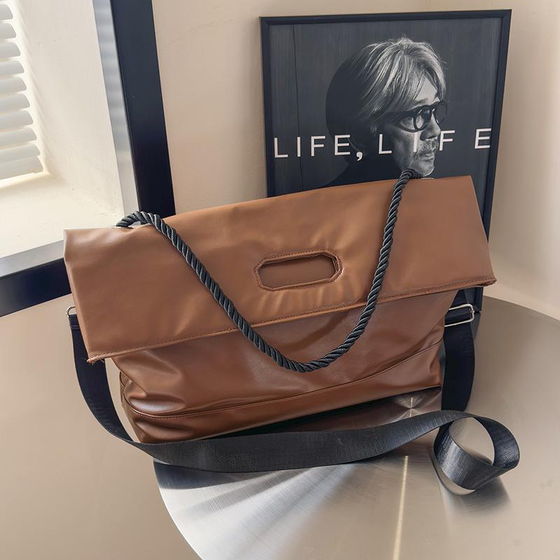 

Simple and fashionable large-capacity tote bag women s 2024 new commuter simple large bag student class shoulder messenger bag коричневий