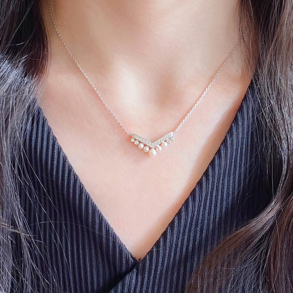 2023 New Hot Brand Woman Necklace Anniversary Gift Jewelry Fashion Luxury Design Heart V-shaped Pearl Necklaces For Women