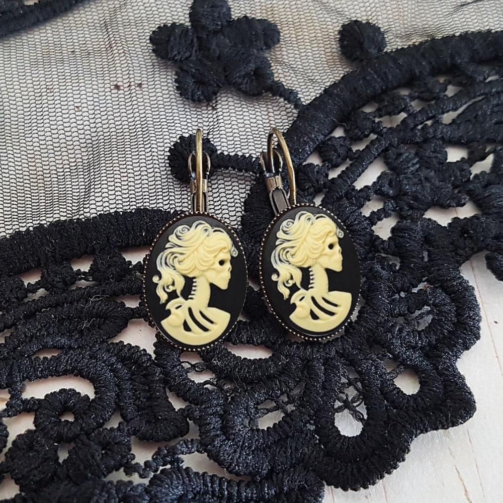 Gothic Personality Skeleton Queen Crow Cat Rose Flower Oval Embossed Pattern Pendant Dangle Earrings for Women Hallowmas Jewelry