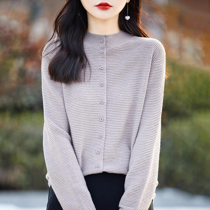 Leichte Strickjacke für Damen aus 50 % Wolle und 50 % Maulbeerseide – vielseitige Strickware für 4 Jahreszeiten für ganzjährigen Komfort und Stil