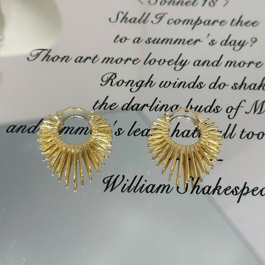 Chic Fan-Shaped Hollow Earrings: Unique Style Ear Clips for Women