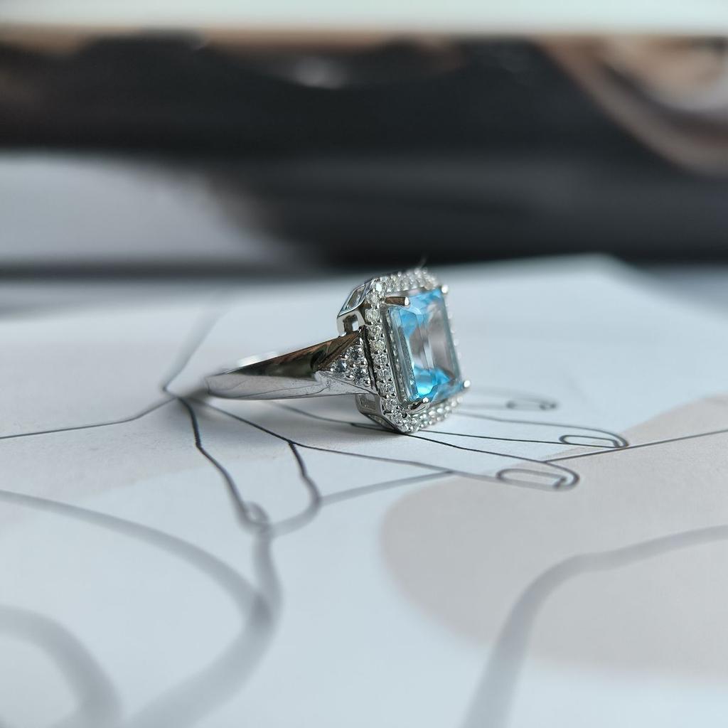 Silver Ring with Natural Topaz 3.232ct, Item Weight 3.82 G (2188315)