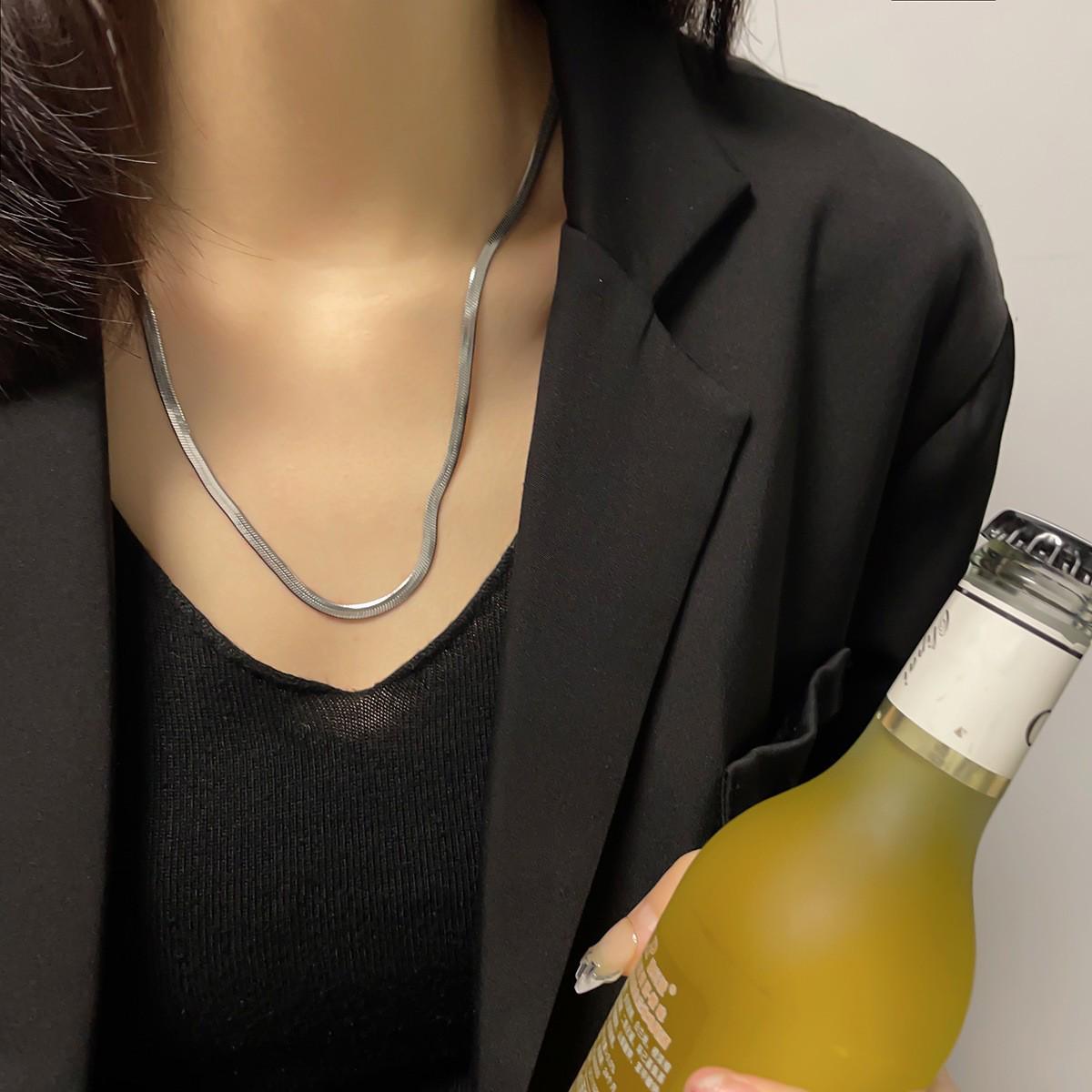 

Двухслойное ожерелье-змейка из золота и серебра – стильное европейское и американское украшение на ключицу, универсальный аксессуар в стиле хип-хоп.