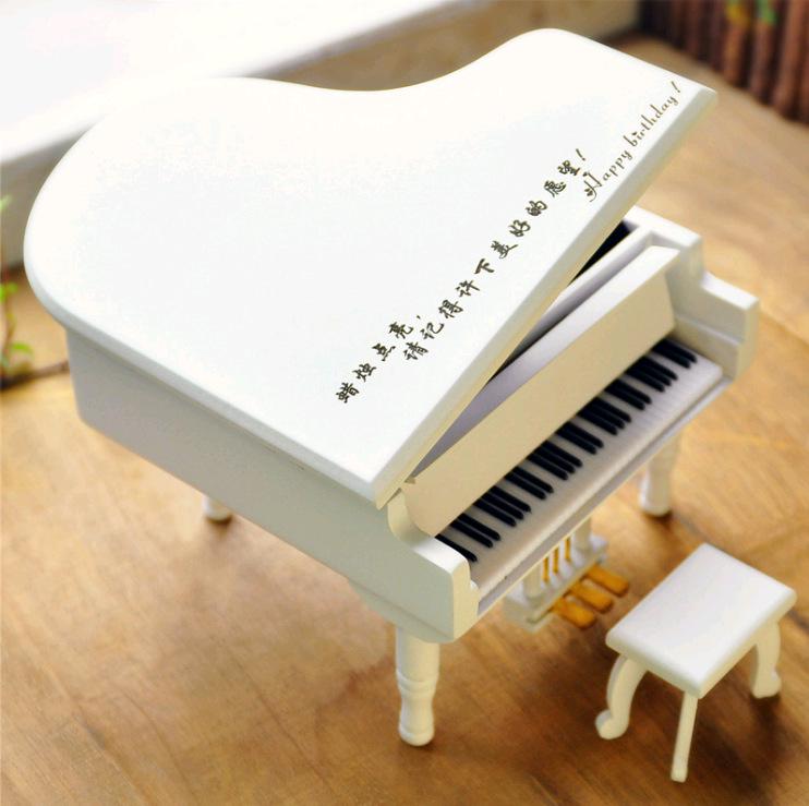 

Музыкальная шкатулка для фортепиано из дерева с золотой педалью - рождественский подарок Close to You