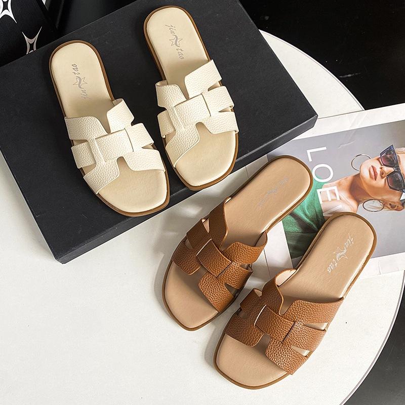Summer New Woven Slippers 2025 Temperament Wear Casual Flat Bottom Word French Fashion Versatile Beach Sandals