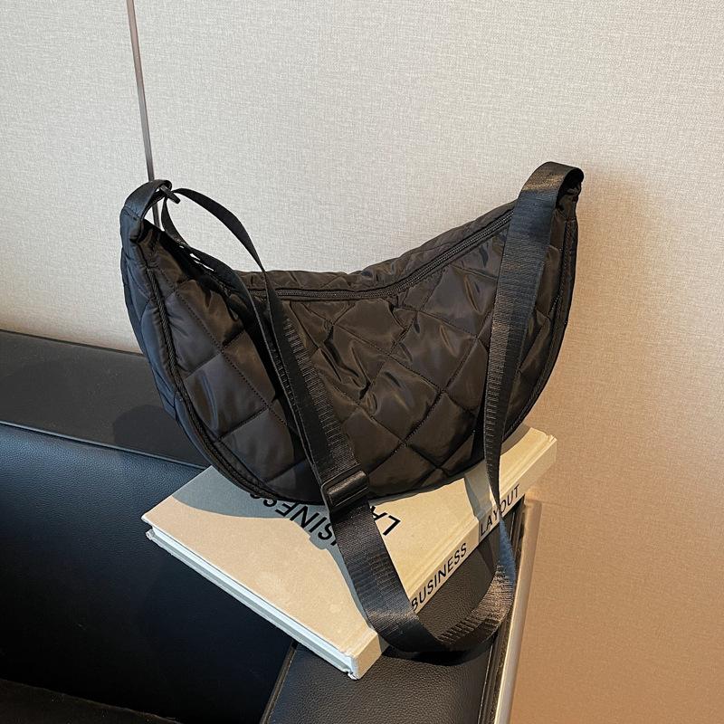UThe same style as at home, waterproof crossbody shoulder bag, dumpling bag, large-capacity simple quilted casual versatile bag