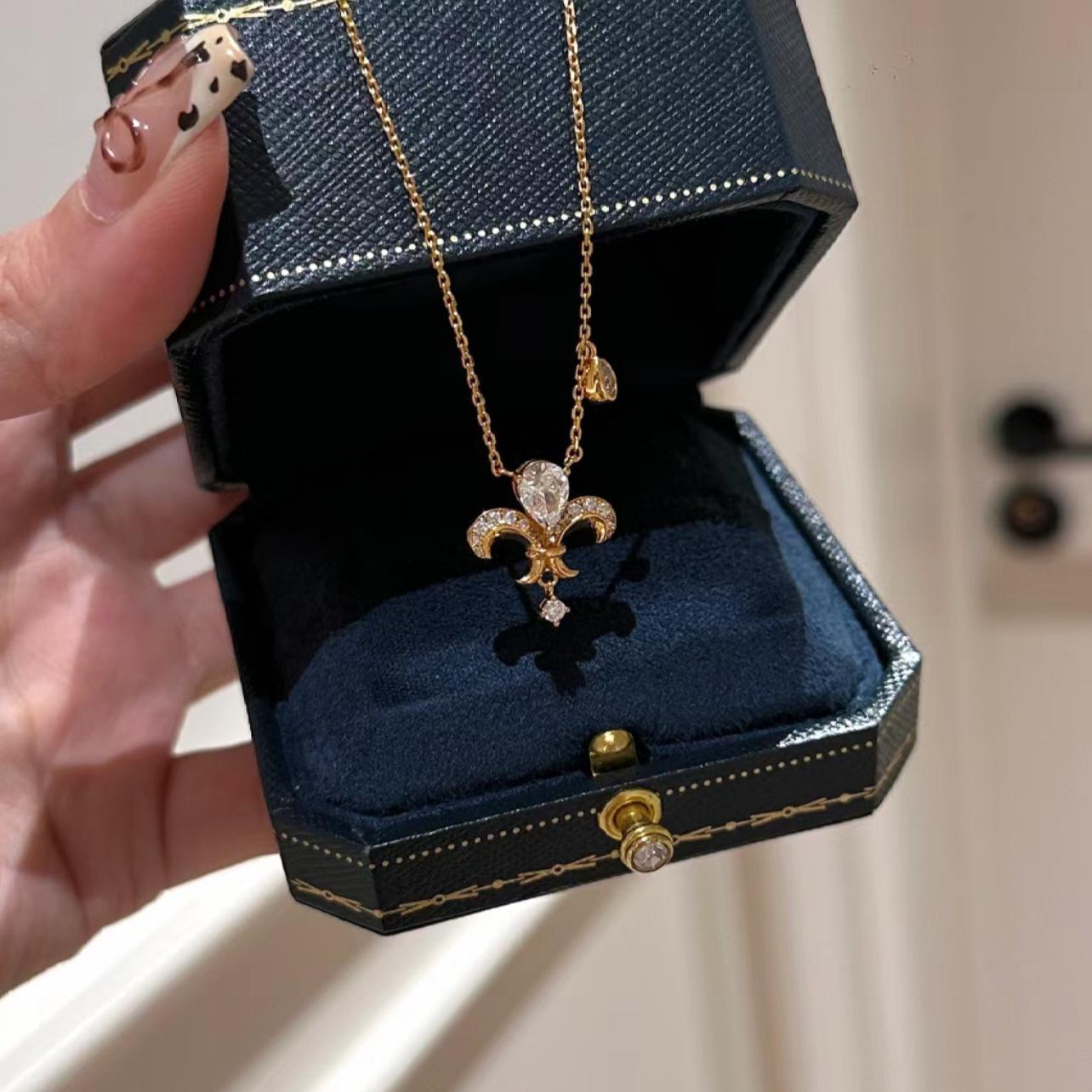 

Элегантное женское ожерелье с подвеской «Ирис» из циркона — минималистский дизайн