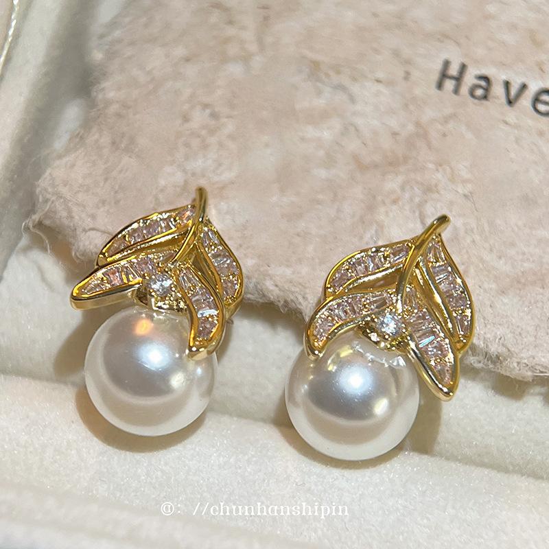 Spring and Summer New Fashion Earrings, High-end Design Sense, Zircon Leaves, Pearl Earclips, No Ear Piercings, Exquisite Light Luxury Earrings.