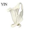 Anspruchsvolle Wohnaccessoires 3D-gedrucktes Calla-Lilien-Vasen-Ornament, Eleganter matter Off-White Blumenhalter mit stabiler Spiraldekoration für Eukalyptus