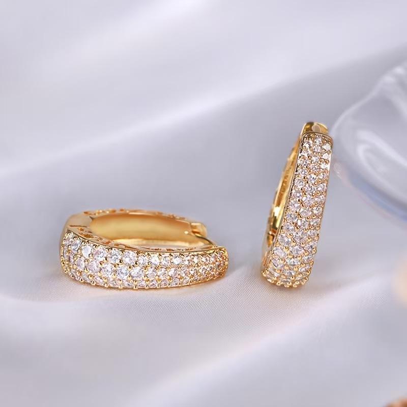 Huitan Boucles d'oreilles créoles creuses couleur or pour femmes pavées de pierres CZ éblouissantes, bijoux de déclaration tendance de luxe pour femmes