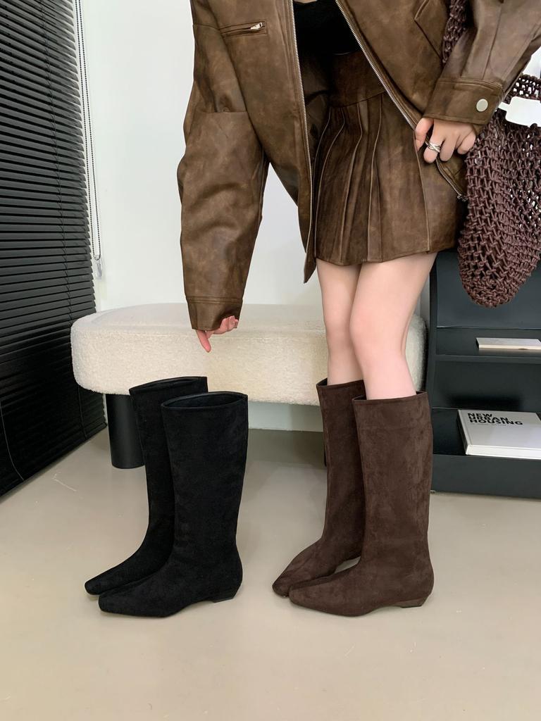 Invändig höjdökning khakifärgade byxor tubstövlar långa stövlar damskor 2025 nya höst- och vinter spetsiga tunna långskaftade ridstövlar