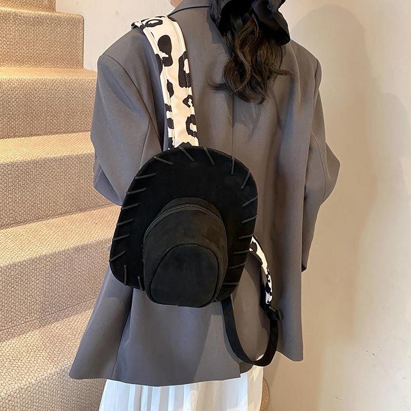 Nowy piękny plecak w kształcie kapelusza z poczuciem lekkości, dobrym wyglądem, modny, z regulowanym paskiem na ramię.