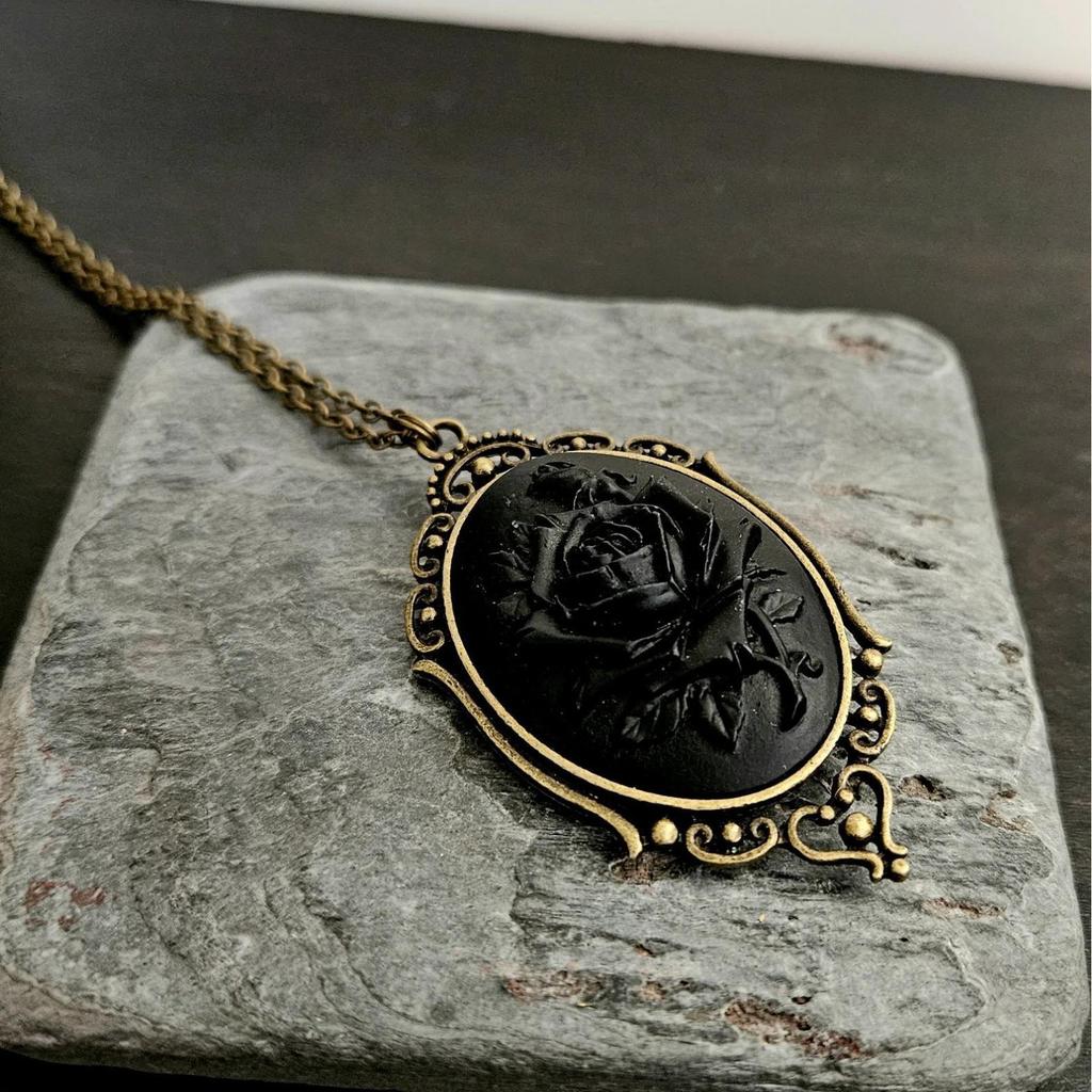 Retro and Trendy Oval Pendant Necklace with Rose Petals, Suitable for Women's Ethnic Style Holiday Accessories and