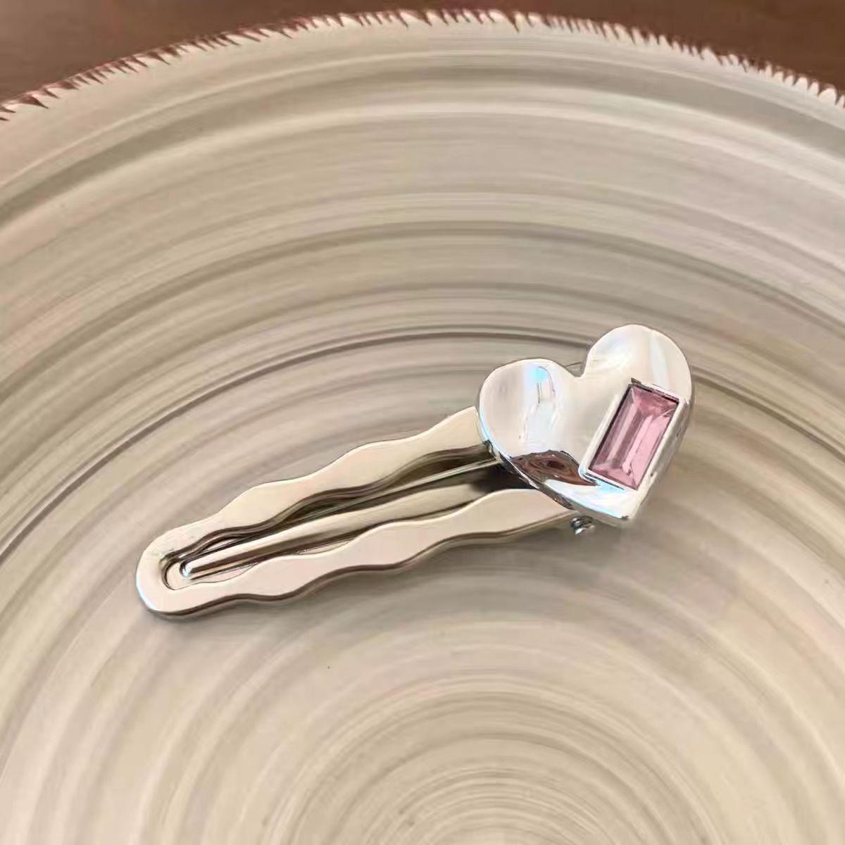 

Элегантная шпилька в форме сердца с микроинкрустацией цирконием: Шикарная, универсальная боковая застежка для женщин