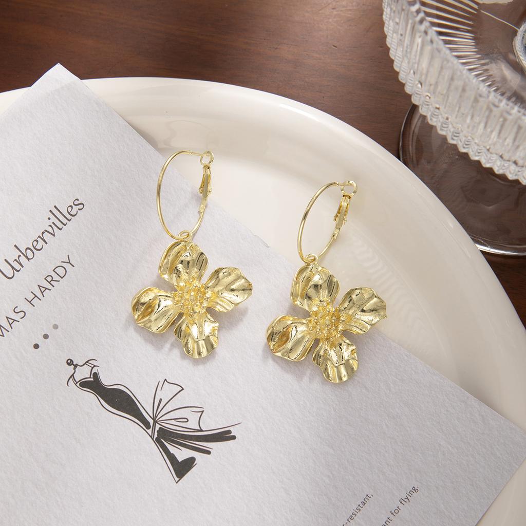 Metal Wind Flower Earrings, High-End Light Luxury Stamen Earrings Exaggerated Retro Pleated Petal Earrings Women
