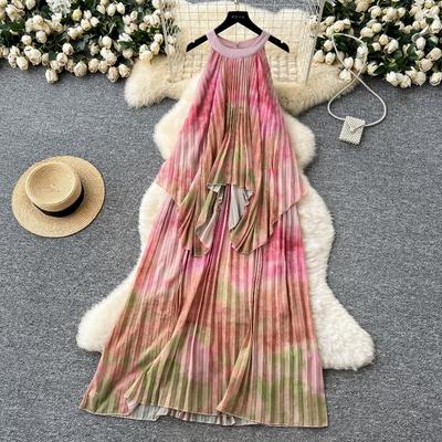 Damenkleid für Sommerreisen mit einer Atmosphäre, die sich einfügt und einen unregelmäßig genähten Plissee-Look erzeugt.