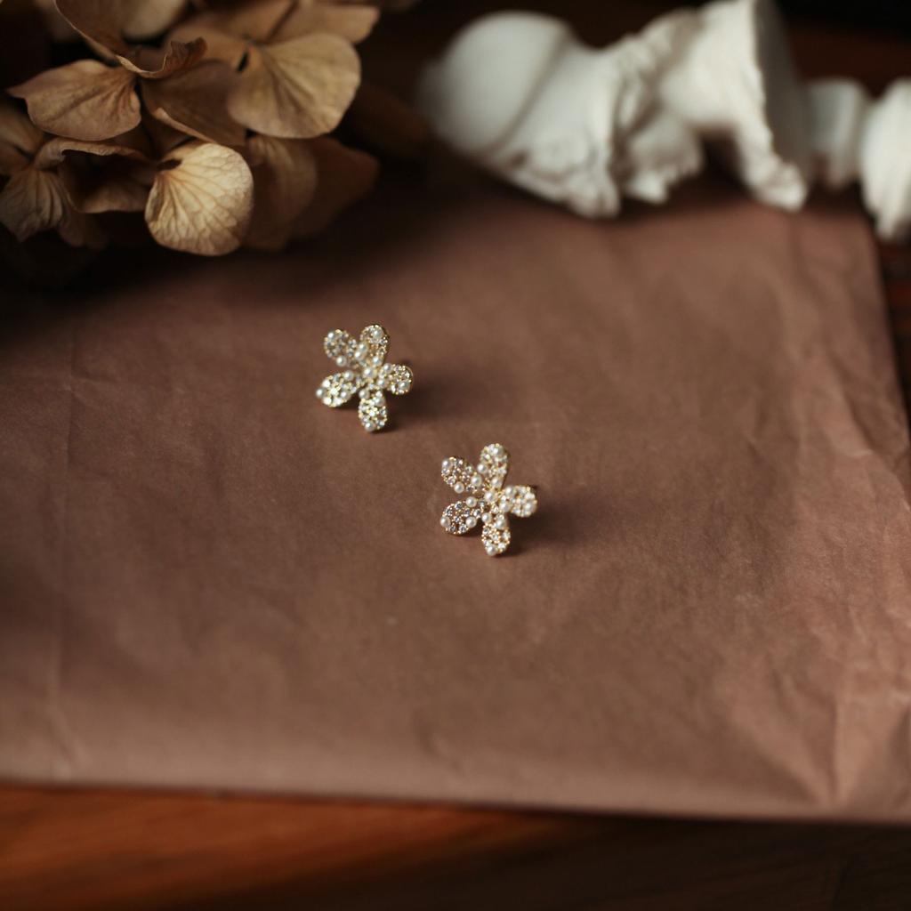 Versatile Exquisite Flower Earrings for Women with Retro High-quality Shiny Small Fresh Earrings
