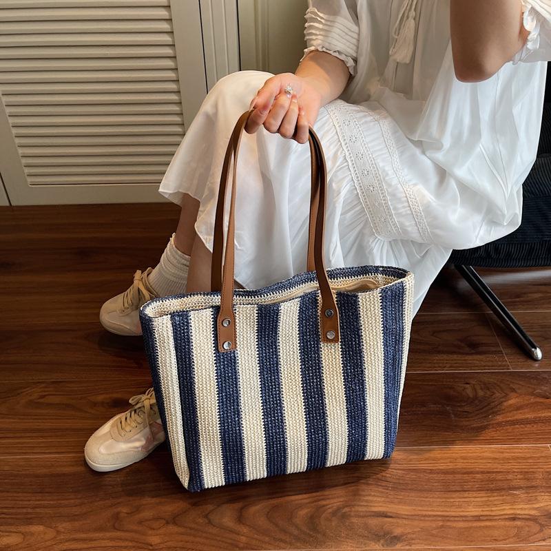 Large capacity fashionable hand-held straw bag women's new Korean version striped shoulder bag vacation leisure beach bag