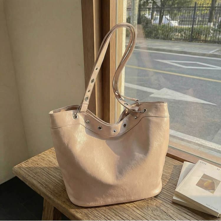 Rivet Decorative Large-capacity Bucket Bag Women's Shoulder Bag