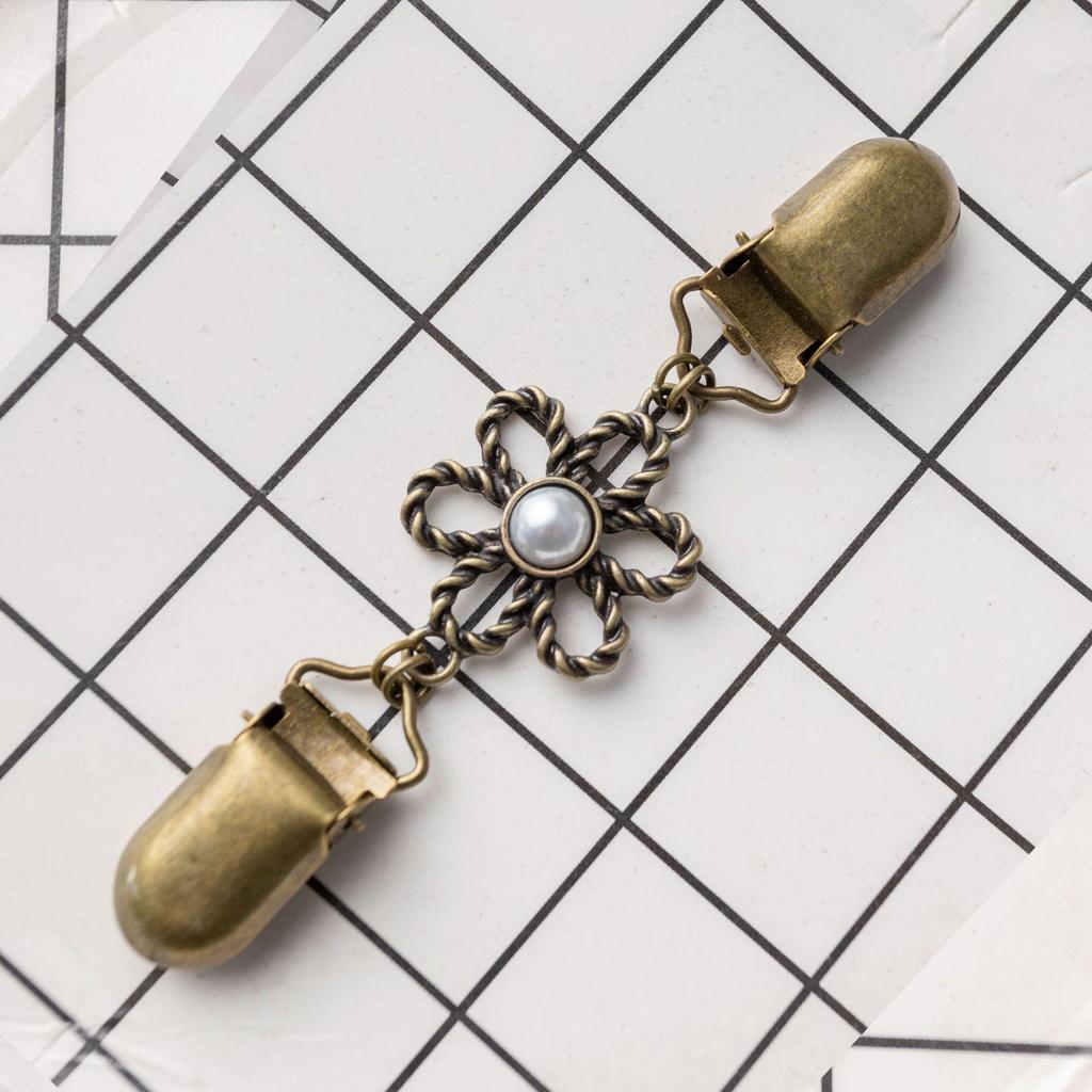 Retro Shawl Clip: European-American Sweater and Scarf Brooch with Diamond Accent - Anti-Exposure Alloy Accessory