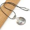 Ronde schelp ketting Natuurlijke schelpen Parelmoer hanger met leren touw kettingen Kettingen voor vrouwen Mannen Kwaliteit sieraden Choker geschenken