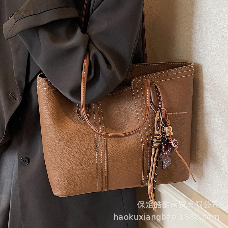 Retro bag women's large capacity 2025 new autumn and winter simple versatile shoulder underarm bag commuter tote bag