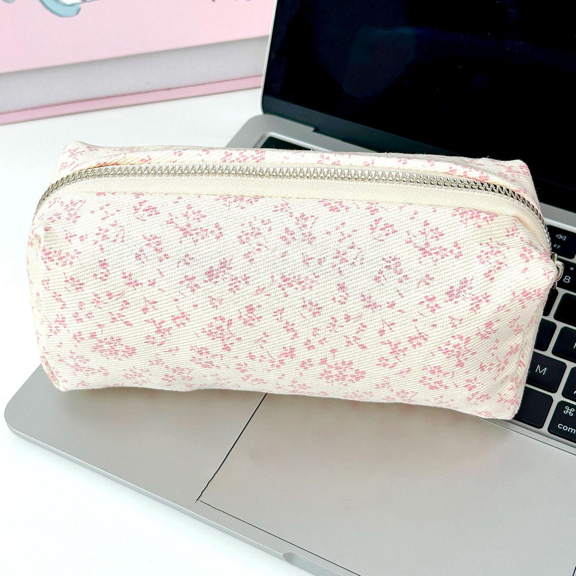 

18*7*8cm Makeup Bag High-Quality Canvas Portable Storage Bag Stylish Pen Bag For Artists Portable Travel Accessories розовый