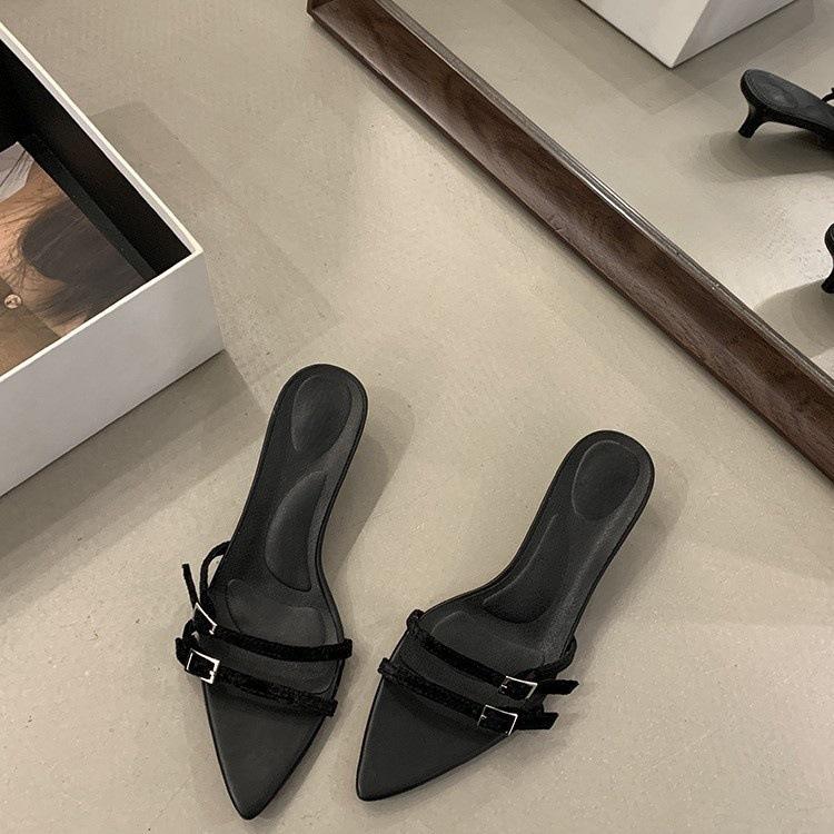 Weicher Boden dünner Riemen spitze Zehenpartie dünner Absatz mittlerer Absatz Pantoletten niedriger Absatz Sommer vielseitig Ein-Wort-Slipper High Heel Sandalen Damen Trend