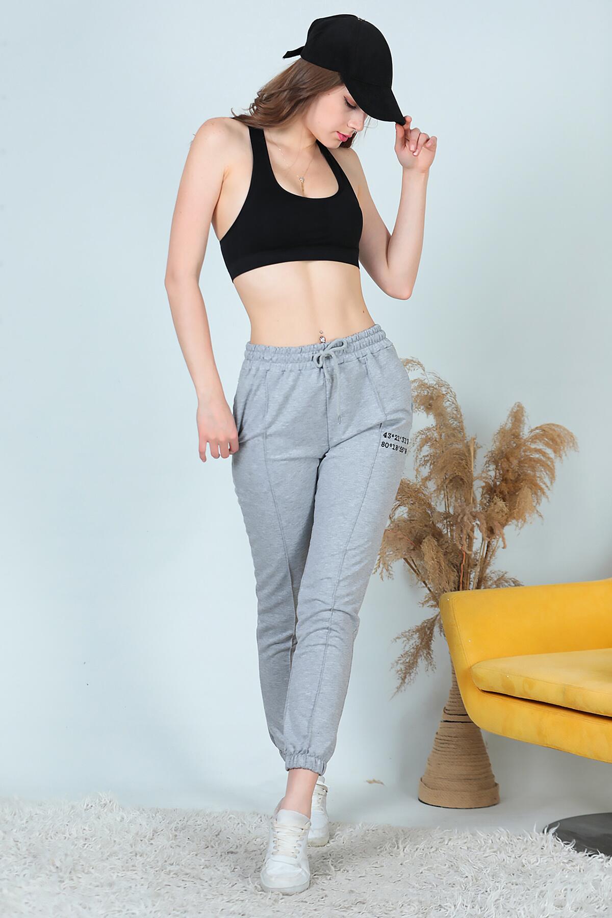 

Женский спортивный костюм с эластичной резинкой на талии