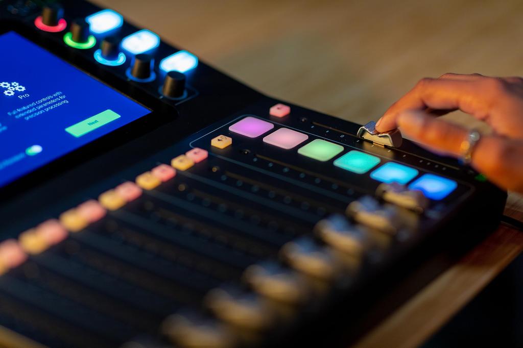 MACKIE DLZ a digital mixer for distribution that allows anyone to make optimal settings Creator,