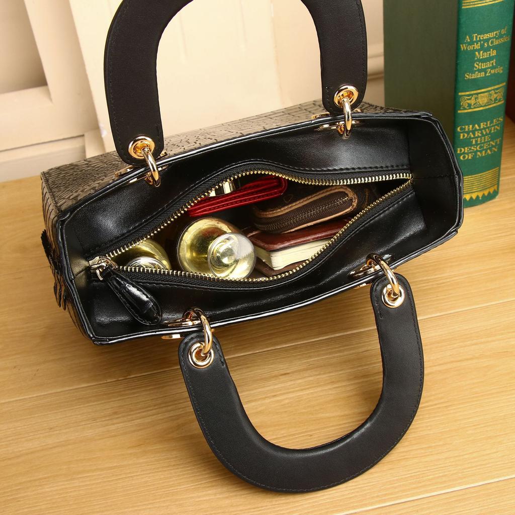The Crocodile Pattern Is A Handbag, A Single-shoulder Crossbody Bag, A High-end Fashionable Women's Bag, and A High-end Princess Handbag