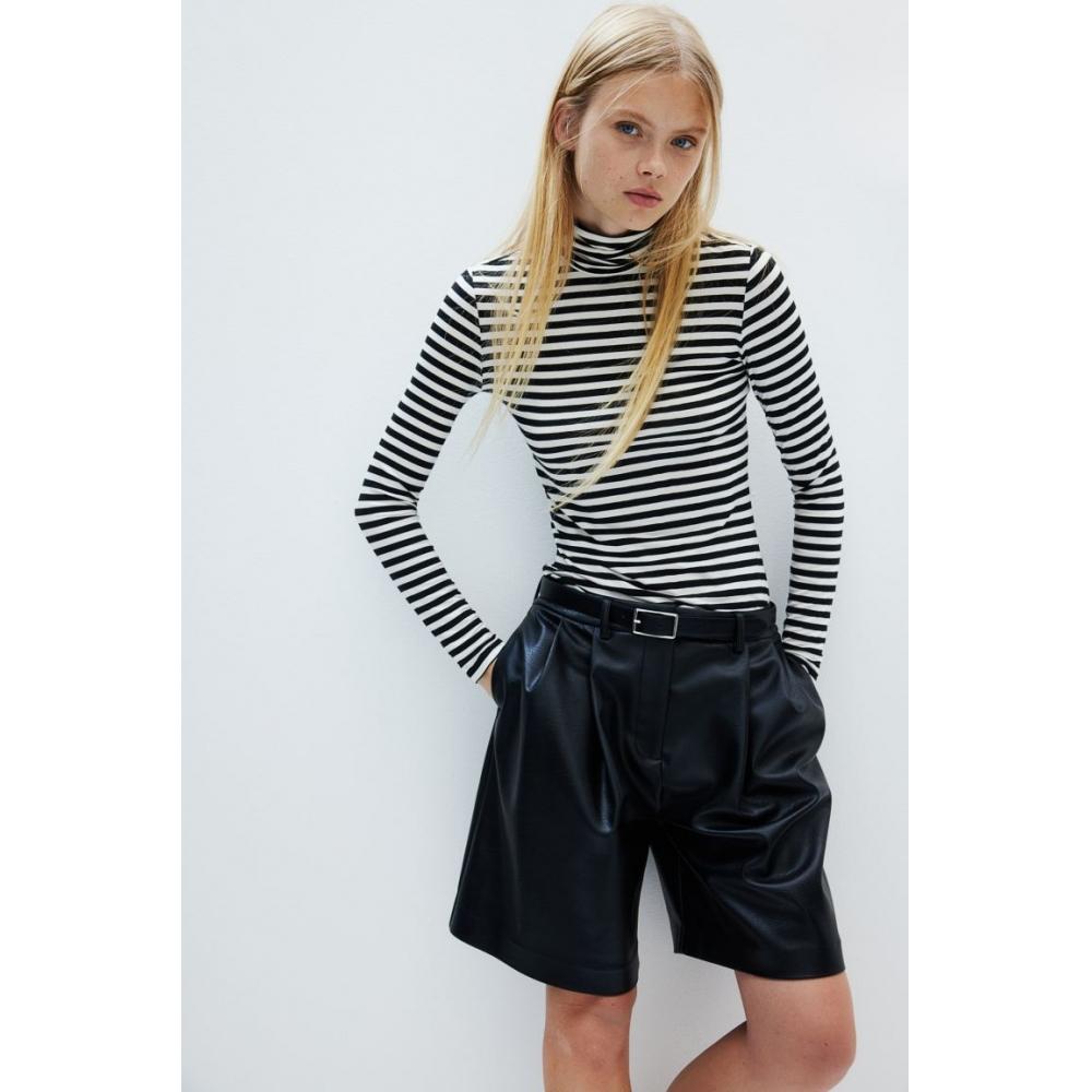 

H M Turtleneck Top Black wHite Stripe