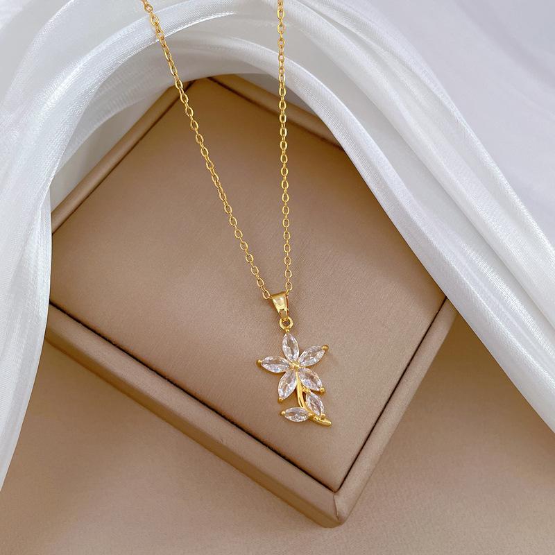 Leaf Flower Light Luxury Temperament Gorgeous Full Diamond Necklace Female Versatile Collarbone Chain Titanium Steel Chain