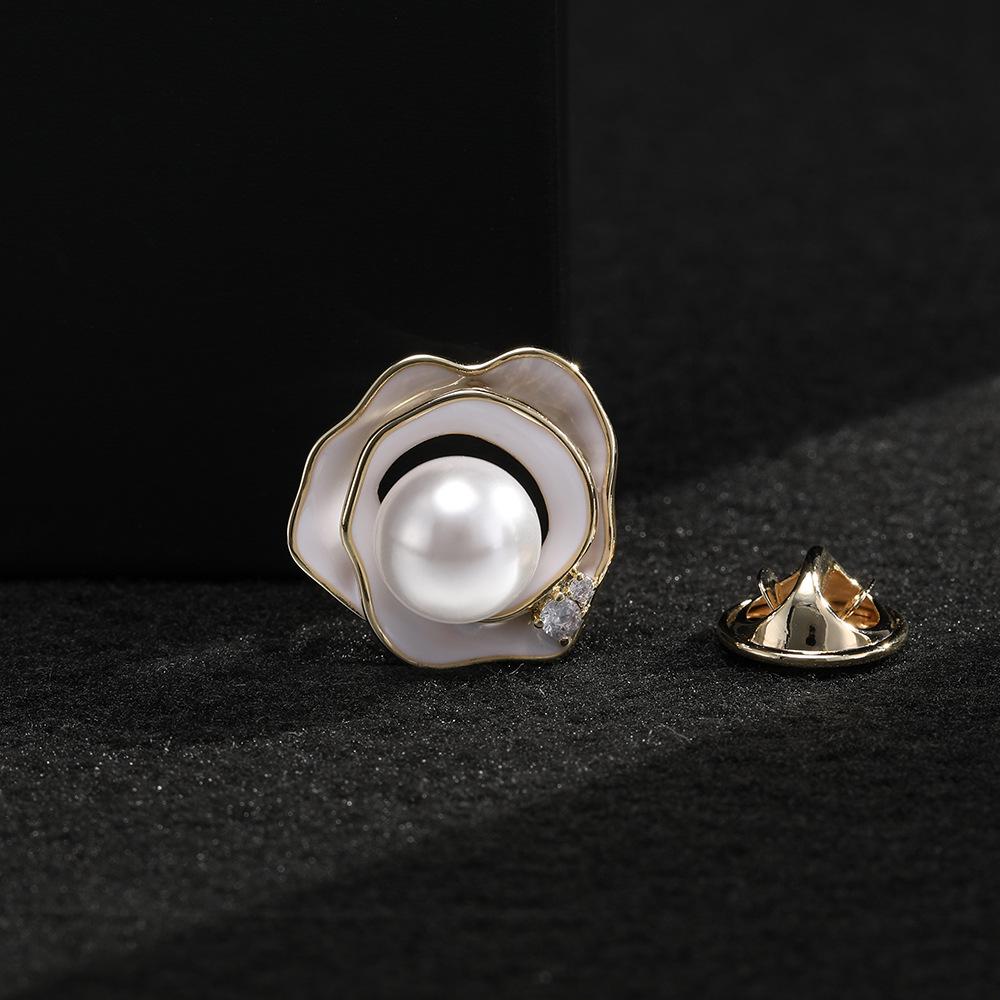 

Маленькая булавка для воротника «Камелия Масляная капля»: Роскошная цветочная брошь с антибликовым рисунком лошади золотой