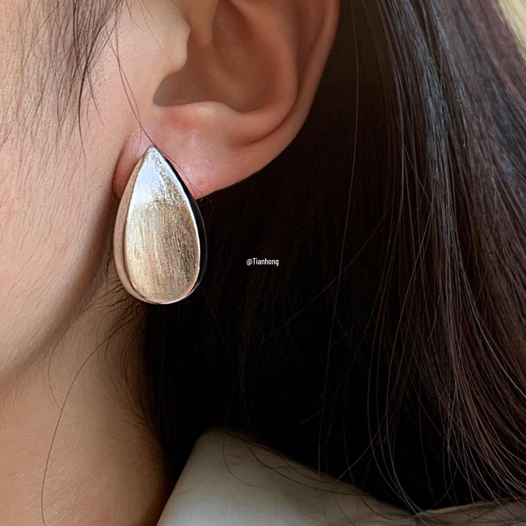 925 Sterlingsilber Retro Gebürstetes Gold & Silber Tropfenförmige Metallstecker für Damen – Leichter Luxus Ohrschmuck